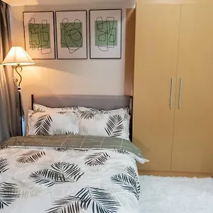 Apartment A2j Luxury 2br Bgc Uptown Near Uptown Mall, Manila